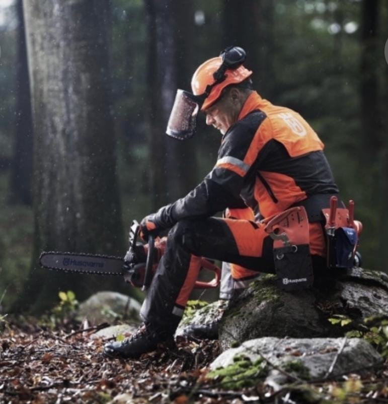 Operario con motosierra Husqvarna en trabajo forestal